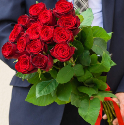 15 красных роз Ред Наоми