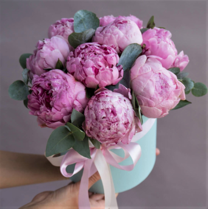 розовые пионы в коробке
