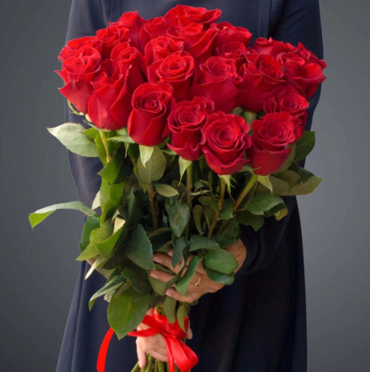 25 красных роз фридом