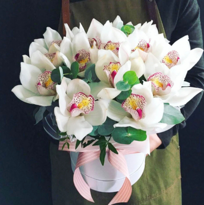 коробка с белыми орхидеями
