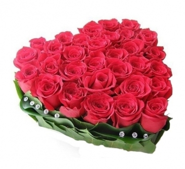 букет в форме сердца розы