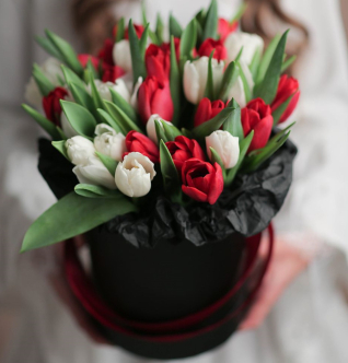 коробка с красными и белыми тюльпанами