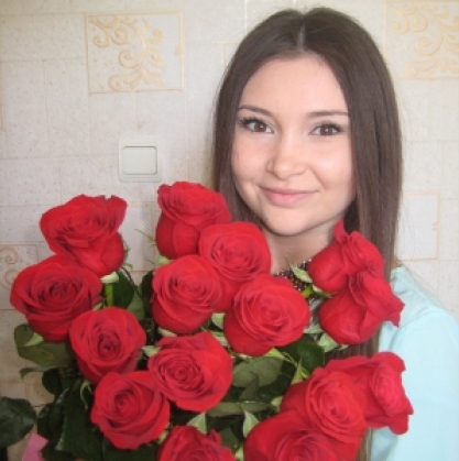 букет алых роз с девушкой