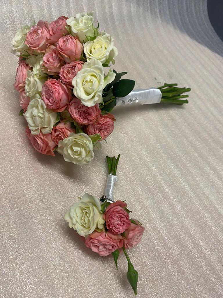 Белые и розовые кустовые розы
